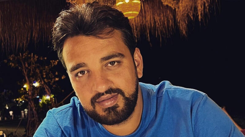 &ldquo;Səni sevirəm, vallah, &ouml;z&uuml; də &ccedil;ox&rdquo;  efirdə xanımına sevgi ETİRAFI