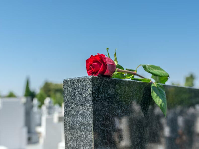 Atanın qızının məzarında qarşılaşdığı qəribə mənzərə KÖVRƏLTDİ 