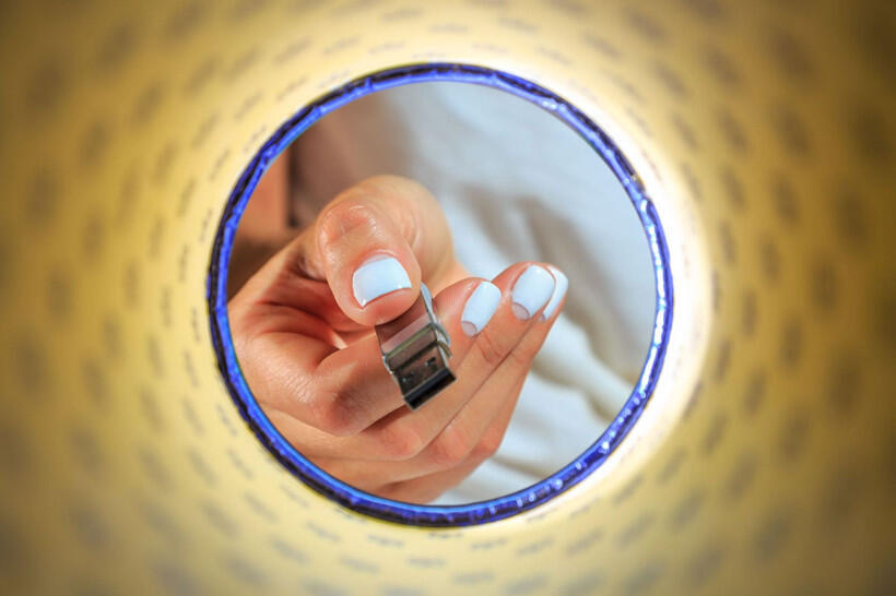 Şəhər divarlarındakı sirli USBlər: Divara basdırılmış yaddaş qurğuları nə gizlədir?