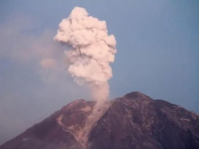 İndoneziyada vulkan iki km yüksəkliyə püskürdü
