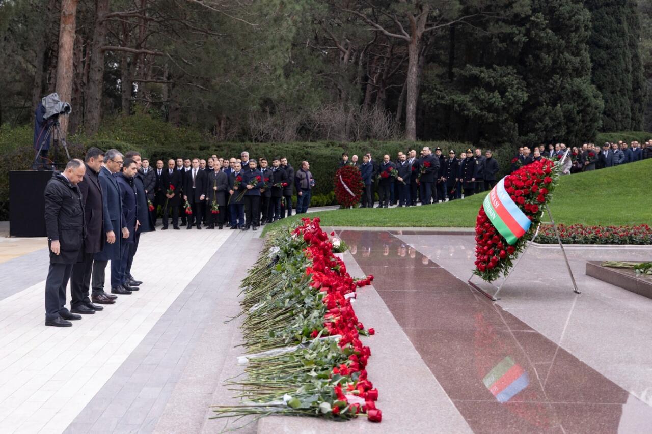 "AzerGold"un kollektivi Ümummilli Lider Heydər Əliyevin məzarını ziyarət edib 