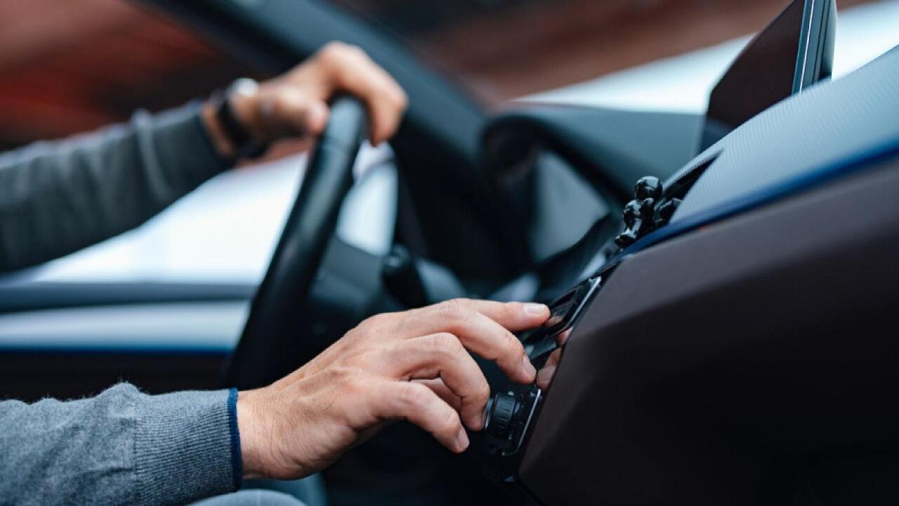 Bakıda avtomobil &ccedil;uxura d&uuml;şərək batdı  VİDEO