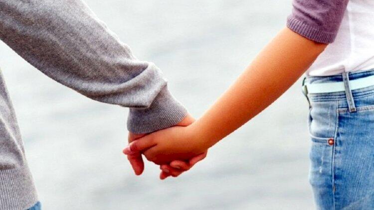 Azərbaycanda 15 yaşlı qız gecə anası yatandan sonra qoşulub QA&Ccedil;DI