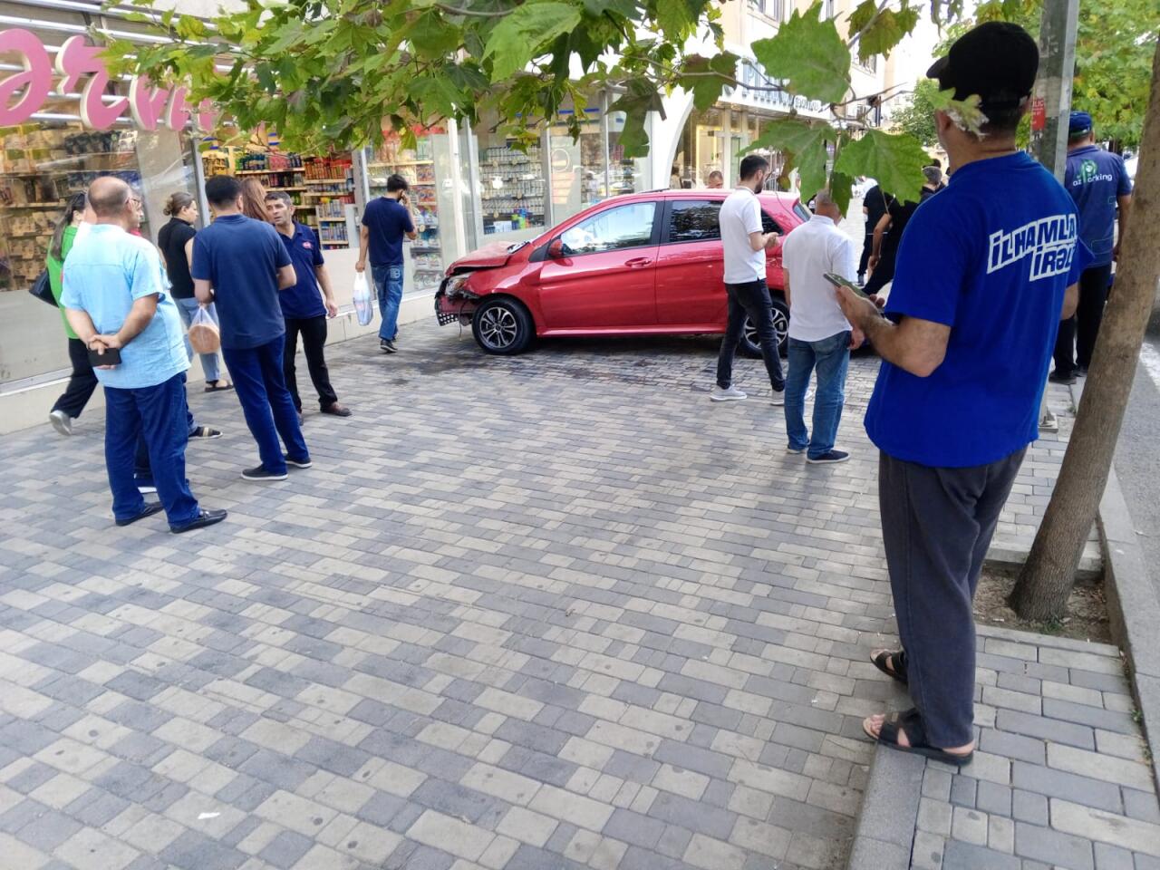 Bakıda avtomobil marketə girdi 