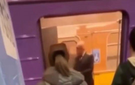 Bakıda qatarda T&Uuml;ST&Uuml;LƏNMƏ  Sərnişinlər TƏCİLİ d&uuml;ş&uuml;r&uuml;ld&uuml;  VİDEO