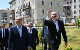 Prezident İlham Əliyev və Türkmənistan Xalq Məsləhətinin sədri Şuşada inşa edilmiş birinci yaşayış kompleksində olublar  FOTO