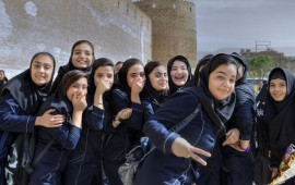 İranda məktəbli qızların zəhərlənməsi ilə bağlı 100dən çox adam həbs edilib
