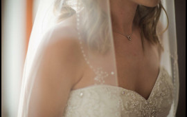 Yeni gəlinin ayaqlarından &ouml;p&uuml;b rəqs etdilər 