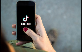 Özündən 17 yaş kiçik sevgilisini "TikTok"a görə DÖYDÜ: