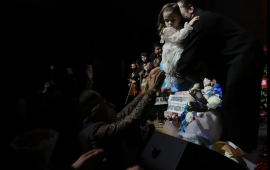 Xalq artisti nəvəsi ilə səhnədə 