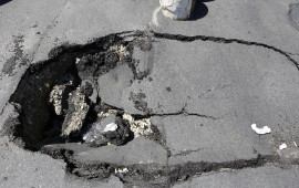 Bakıda sürücü dağılmış asfaltı özü yamadı  VİDEO