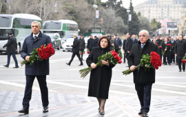 D&ouml;vlət və h&ouml;kumət rəsmiləri Xocalı soyqırımı abidəsini ziyarət ediblər 