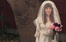 Məşhur m&uuml;ğənni iti ilə evləndi 