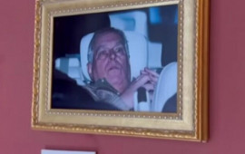 Luvrda kralın qalmaqallı qardaşının fotosunu asdılar