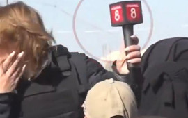 Jurnalisti hicab taxmadığı &uuml;&ccedil;&uuml;n daşqalaq etdilər 