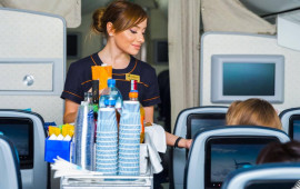 Təyyarədə &ccedil;ay i&ccedil;məyin, əllərinizi də YUMAYIN 