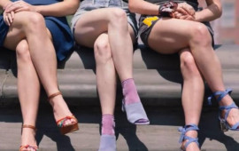 Nəyə görə qadınlar ayaqlarını çarpazlaşdırdıqda özlərini daha inamlı hiss edirlər  Səbəbi bu imiş