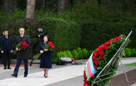 Dövlət və hökumət rəsmiləri Fəxri xiyabanda Ulu Öndər Heydər Əliyevin xatirəsini yad ediblər  FOTO