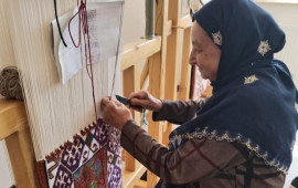 78 yaşlı nənə tələbə oldu: 12 nəvəsi, 12 nəticəsi var... –