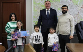 Rusiyada azərbaycanlı ailəyə hədiyyə verilməsi qalmaqala səbəb oldu 