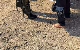 Ayağında 80 minlik çəkmə ilə ayaqyalın uşaqları ziyarət etdi 