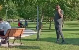 Parkda oturan oğlan qıza görə özünü biabır etdi  Sosial test  VİDEO