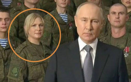 Putinin arxasında dayanmış bu qadın kimdir?  VİDEO  FOTO