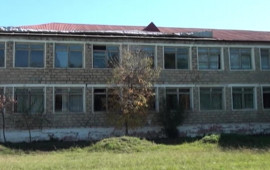 Bu məktəbdə dərslər dəhlizdə keçirilir 