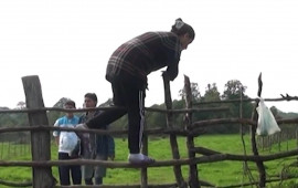 Sakinlər öz evlərinə hasarı aşaraq girirlər