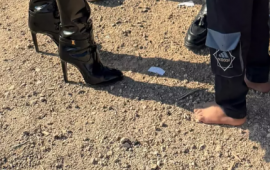 80 minlik çəkməsi ilə ayaqyalın uşaqları ziyarət etdi  FOTO