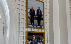 Ağ Evə Putinlə şəklini asdı 