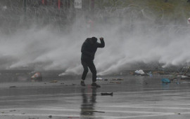 Gürcüstanda polislər etirazçılara qarşı su şırnaqlarından istifadə ediblər  VİDEO