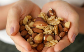 Saçları sürətlə gurlaşdıran çərəz: Hər gün bir ovuc yeyin