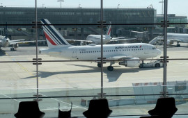Fransa aeroportunda qadın dəhşət yaşatdı: polis yerə SƏRİLDİ 