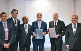 İlham Əliyev Davosda &ldquo;BlackRock&rdquo;un baş icra&ccedil;ı direktoru və &ldquo;Global Infrastructure Partners&rdquo; şirkətinin təsis&ccedil;isi, sədri və baş icra&ccedil;ı direktoru ilə g&ouml;r&uuml;ş&uuml;b 