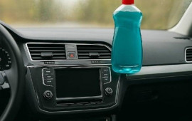 Avtomobilin şüşəsinə qabyuyan maye çəkin 