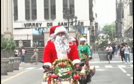 Polislər Santa Klaus paltarı geyinərək uşaqlara hədiyyə paylayıb 