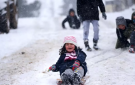 Qonşu &ouml;lkəni şaxta vurdu  Məktəblər bağlandı