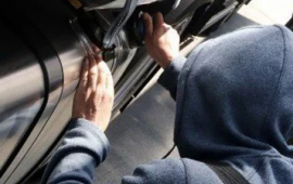 Bakıda y&uuml;k avtomobilindən yarım ton benzin oğurlayıb, &ouml;z maşınına t&ouml;kd&uuml;