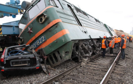 Xa&ccedil;mazda avtomobil qatarla toqquşdu  &Ouml;lən var