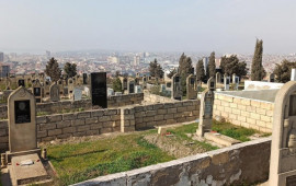 Qəbiristanlıqda bazar a&ccedil;ıblar