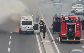 Heydər Əliyev prospektində maşın yanıb kül oldu 