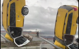Qəribə qəza: Minik avtomobili ön bamperinin üstündə dayandı  VİDEO