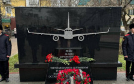 Qroznıda AZALın təyyarə qəzası qurbanlarının xatirə l&ouml;vhəsi a&ccedil;ılıb 