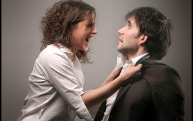 Qadın ərindən və onun məşuqəsindən &uuml;zr istəməyə məcbur edildi