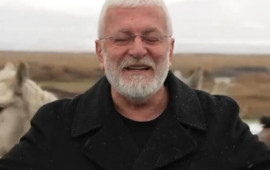 Klip &ccedil;əkilişi zamanı məşhur m&uuml;ğənnini at vurdu  VİDEO