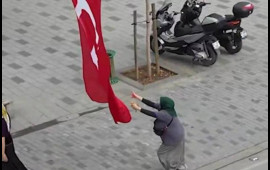 Yerə düşən bayrağı "göydə tutan" qadına pul verdilər  FOTO