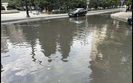 Bakıda su xətti partladı: Küçəni sel apardı 