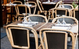 Bakıda məşhur restoranın qarşısında təhlükə  daşlar yola dağıldı 