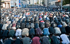 Bakıda yolu bağlayıb namaz qıldılar, sakinlər etiraz etdi  “Dua edirlər, amma biz işə gecikirik”